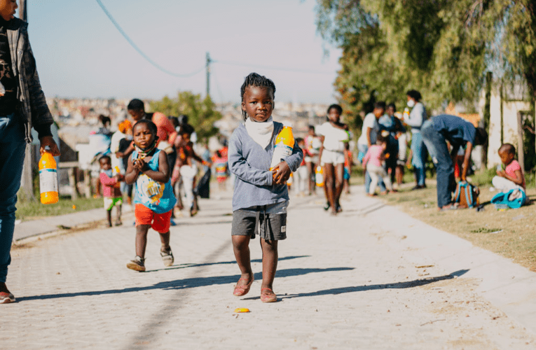 Offer 4 meals to kids + Offset 25kg of CO₂